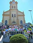 Foto do grupo defronte a à igreja de Árvorezinha